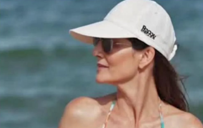 TIMELESS CONFIDENCE! THE BEAUTY OF A MATURE WOMAN IN A SWIMSUITt