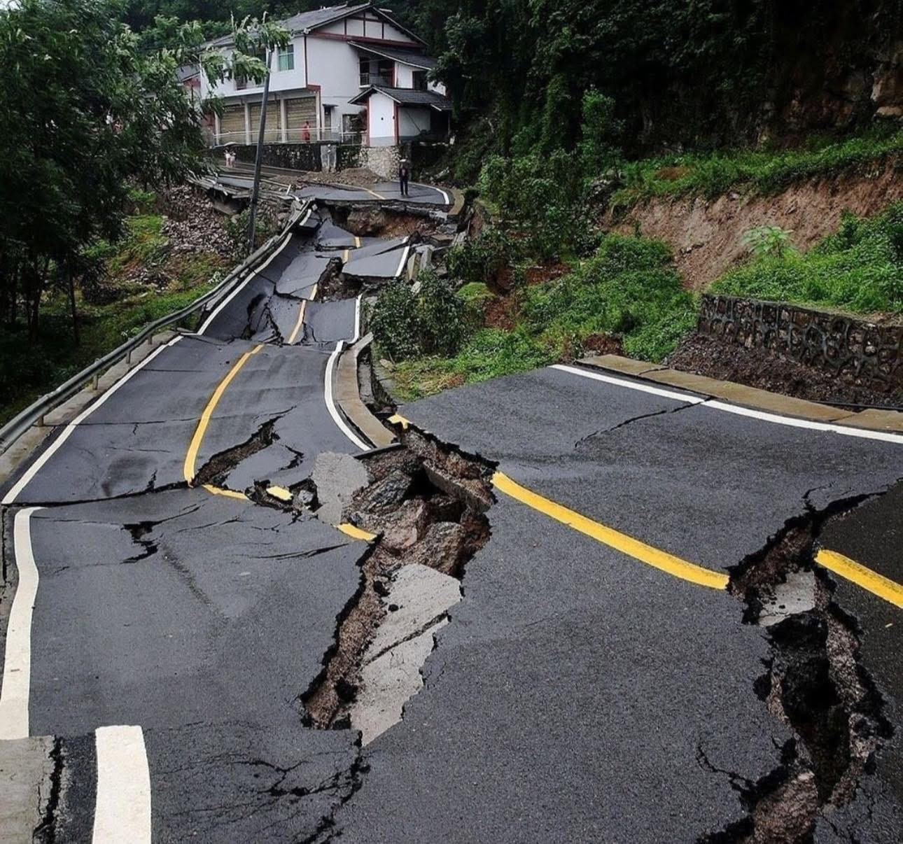 LATEST NEWS Alert! Powerful 7,7 magnitude earthquake shakes the city! See now!